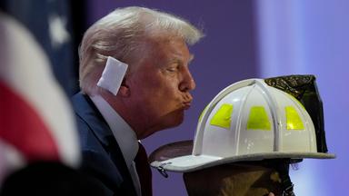 Donald Trump küsst den Feuerhelm von Corey Comperatore auf dem Parteitag der US-Republikaner in Milwaukee.