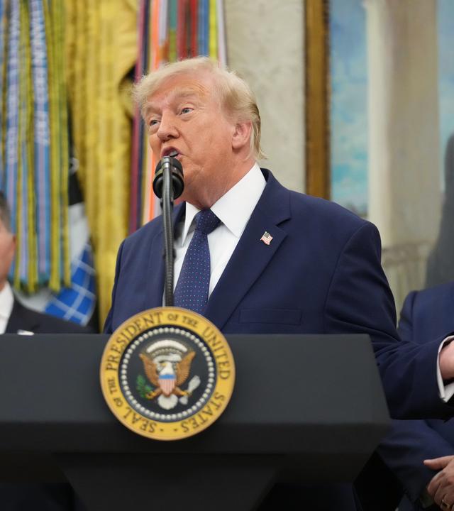 US-Präsident Donald Trump spricht im Oval Office des Weißen Hauses in Washington über die FIFA.