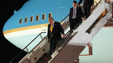US-Präsident Donald Trump wechselt auf dem Rückweg vom Nato-Gipfel in Ankara nach Washington auf der US-Luftwaffenbasis RAF Mildenhall in Suffolk das Flugzeug