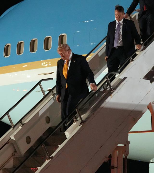 Trump heimlich im Catering-Wagen aus Jet geschleust