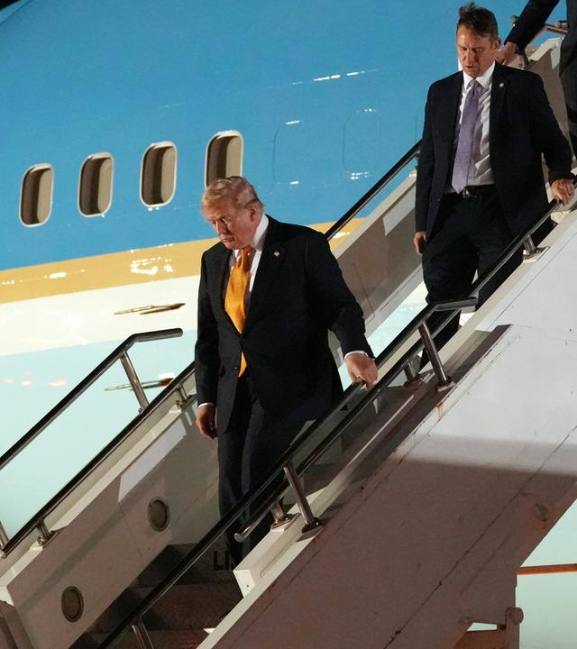 US-Präsident Donald Trump wechselt auf dem Rückweg vom Nato-Gipfel in Ankara nach Washington auf der US-Luftwaffenbasis RAF Mildenhall in Suffolk das Flugzeug