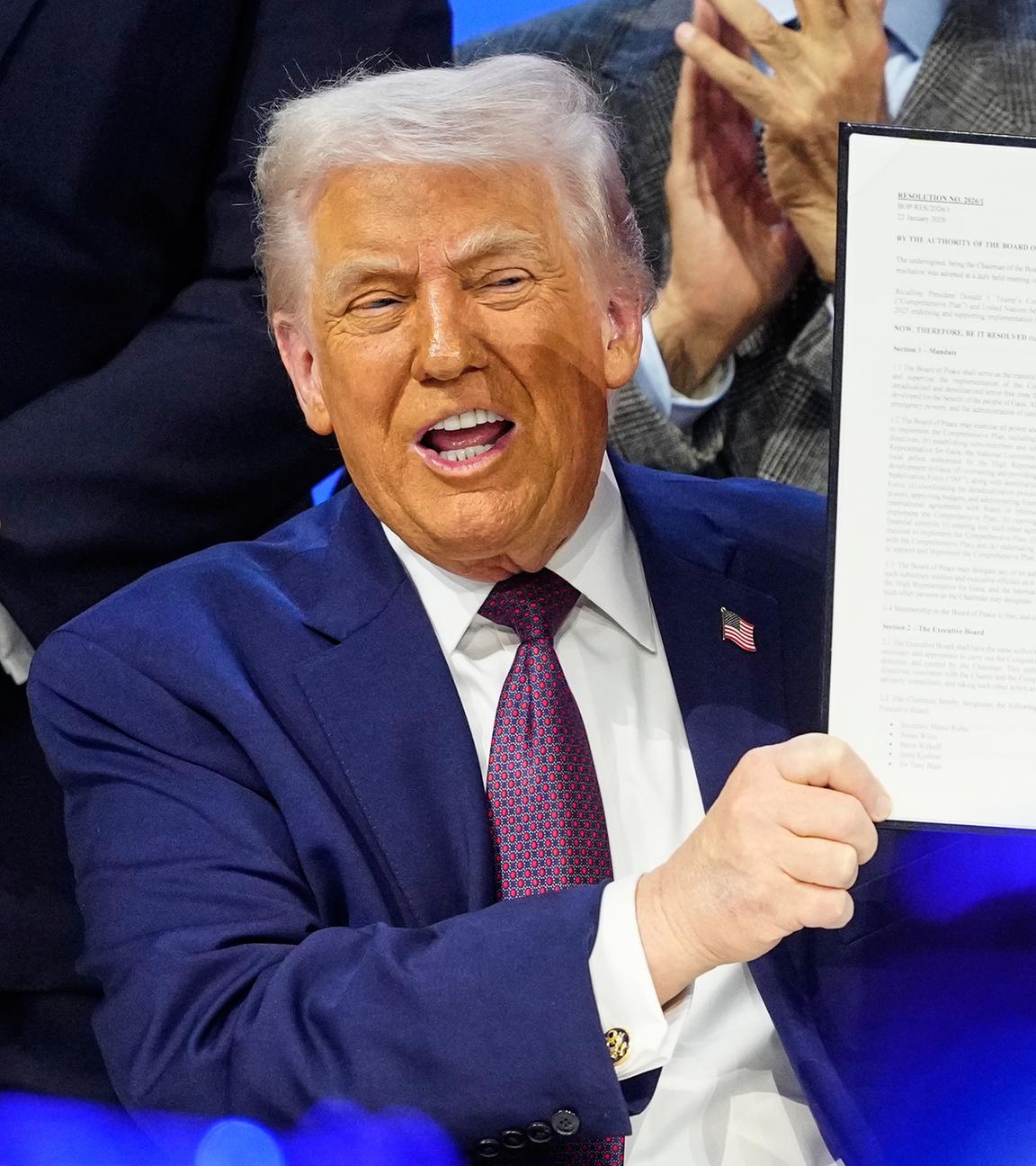 Präsident Donald Trump hält die Charta während einer Unterzeichnungszeremonie 