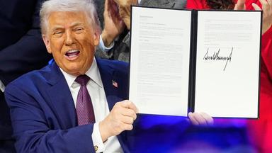 Präsident Donald Trump hält die Charta während einer Unterzeichnungszeremonie 