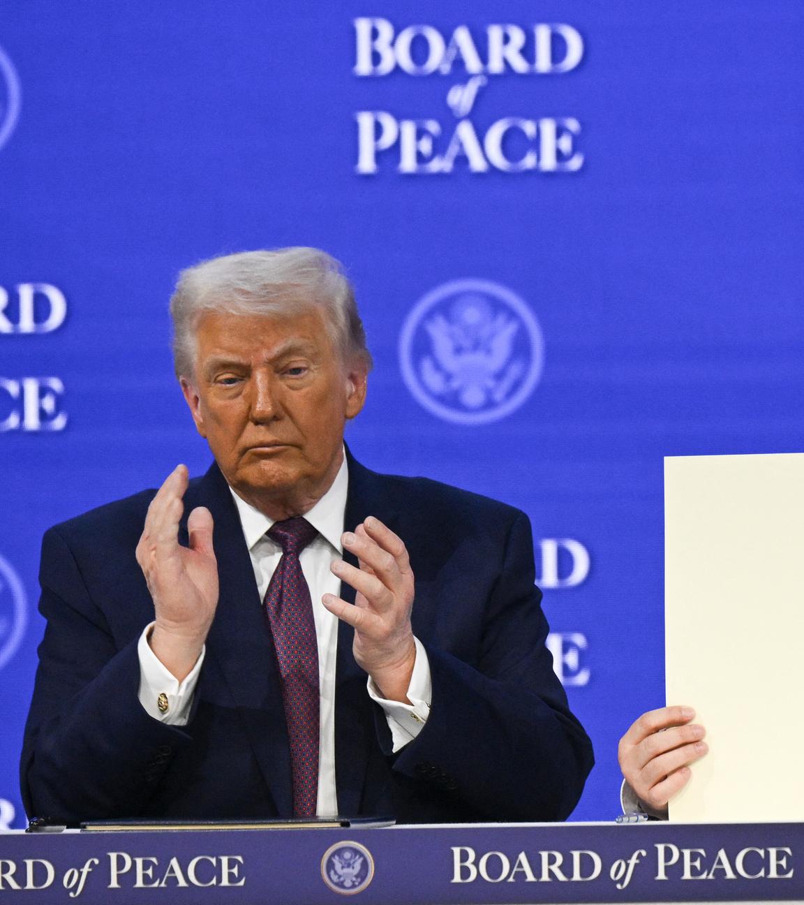 US-Präsident Donald Trump (L) nimmtan der Unterzeichnungszeremonie der Friedenscharta für Gaza ein