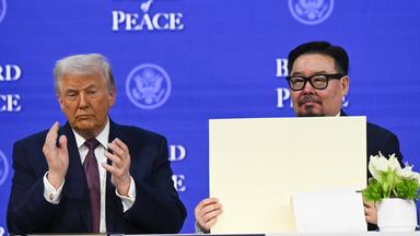 US-Präsident Donald Trump (L) nimmtan der Unterzeichnungszeremonie der Friedenscharta für Gaza ein