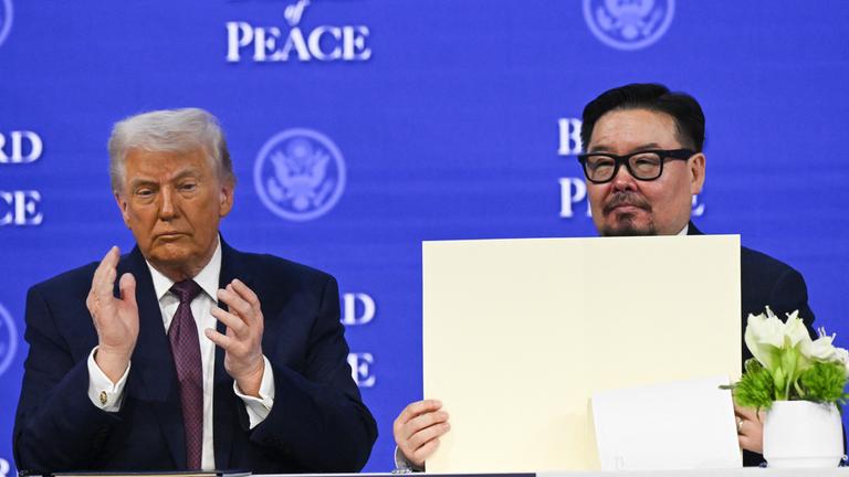 US-Präsident Donald Trump (L) nimmtan der Unterzeichnungszeremonie der Friedenscharta für Gaza ein