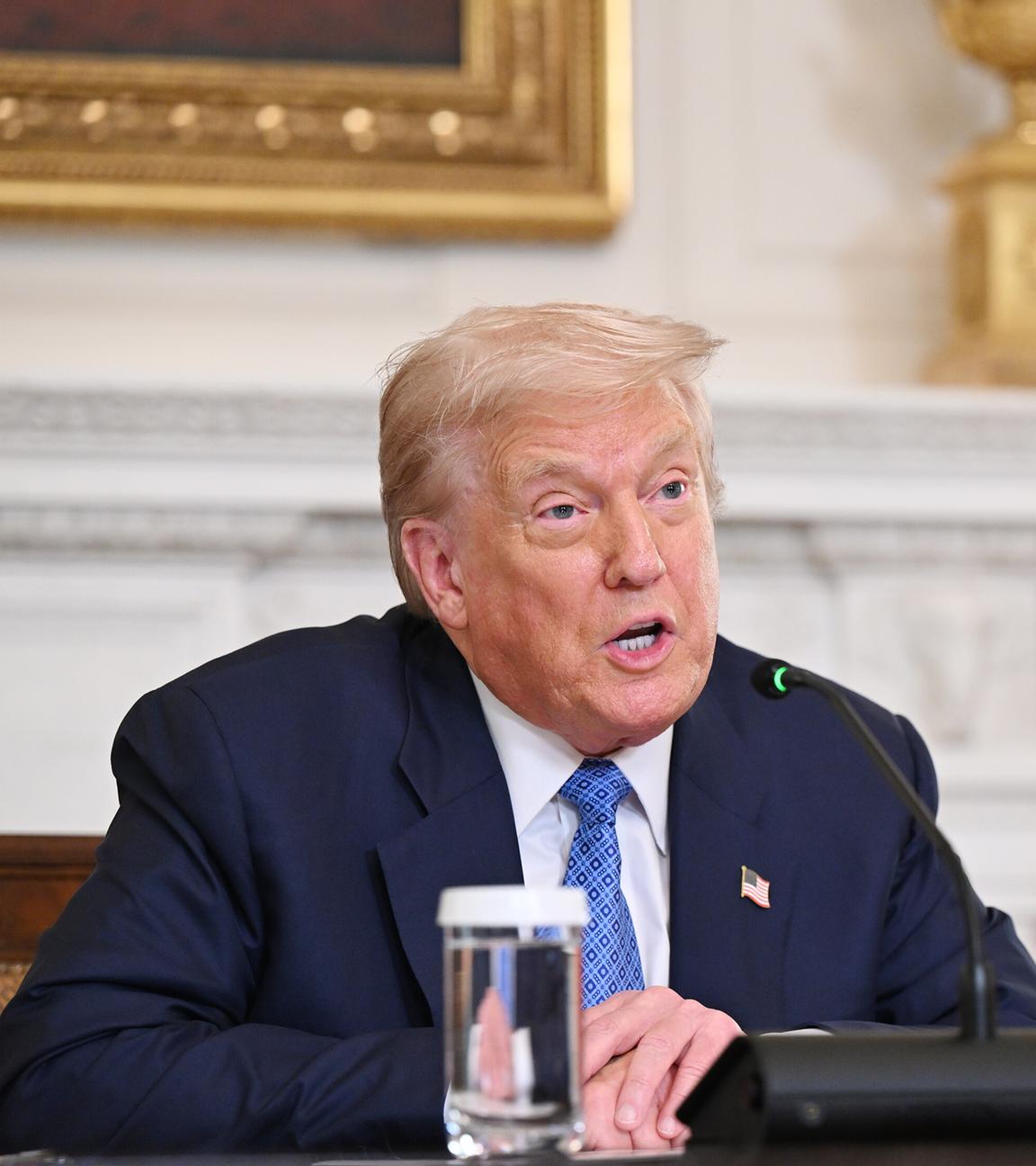 US-Präsident Donald Trump hält am Freitag, dem 8. August 2025, im Weißen Haus eine Rede anlässlich der Unterzeichnungszeremonie eines Friedensabkommens, das darauf abzielt, den jahrzehntelangen Konflikt zu beenden.