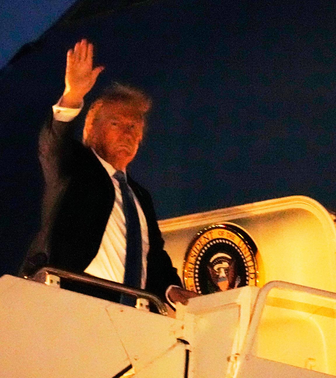 Kanada, Calgary: US-Präsident Donald Trump besteigt auf dem internationalen Flughafen von Calgary die Air Force One auf dem Weg zurück nach Washington.