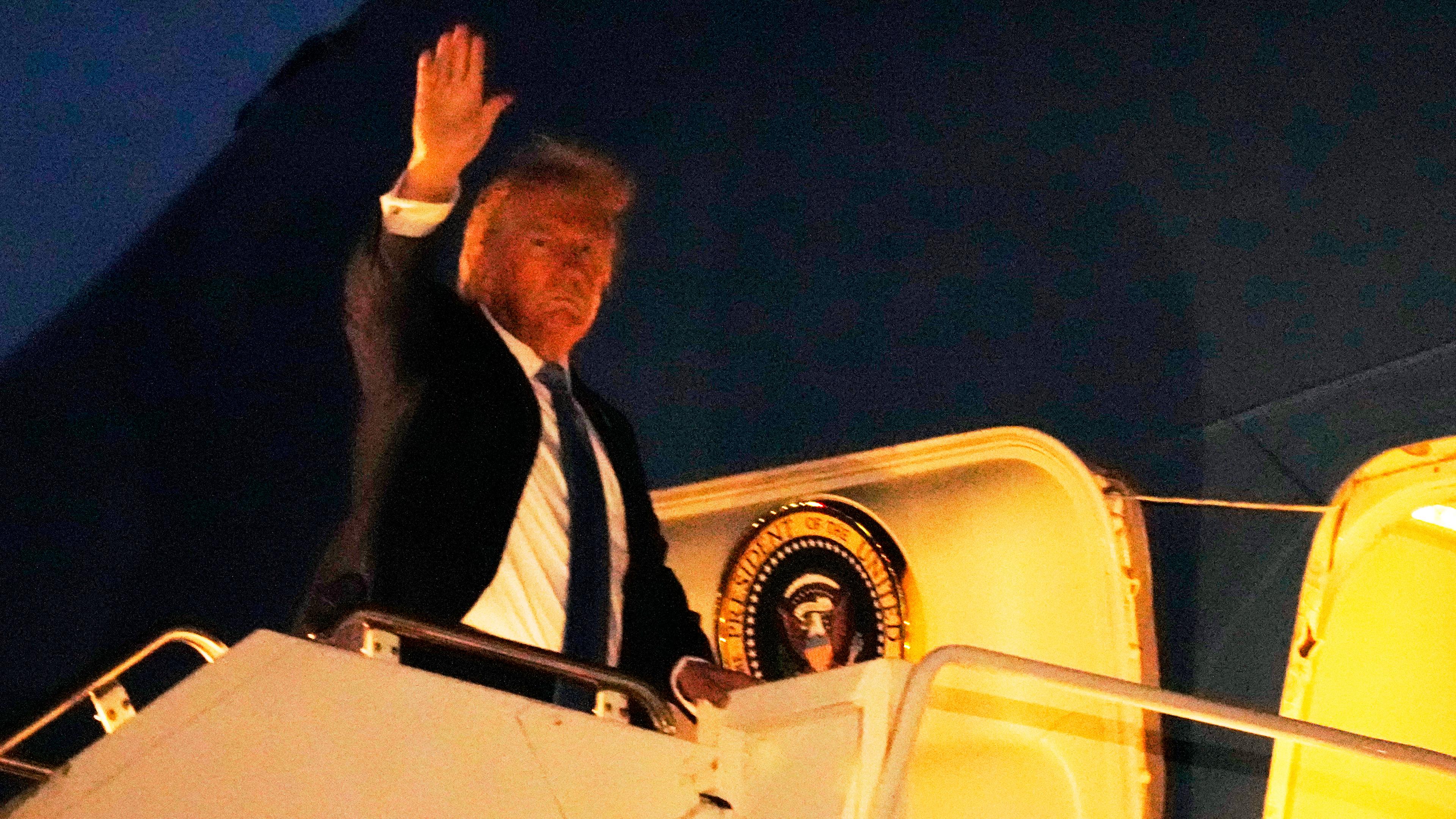 Kanada, Calgary: US-Präsident Donald Trump besteigt auf dem internationalen Flughafen von Calgary die Air Force One auf dem Weg zurück nach Washington.