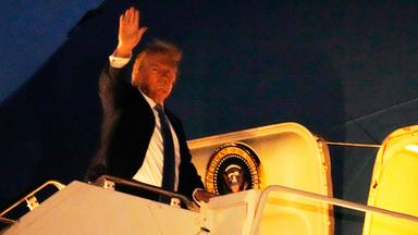 Kanada, Calgary: US-Präsident Donald Trump besteigt auf dem internationalen Flughafen von Calgary die Air Force One auf dem Weg zurück nach Washington.
