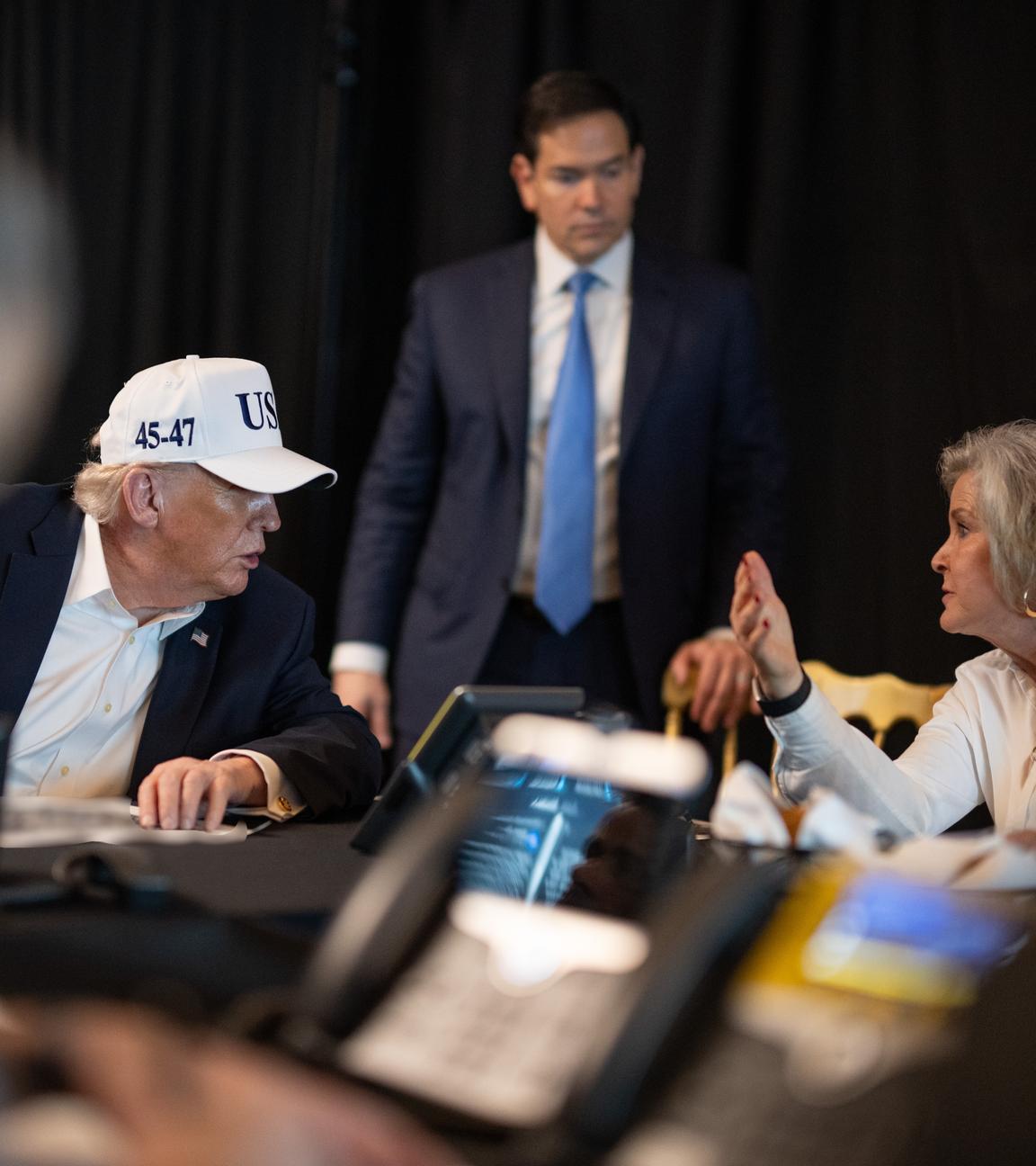 US-Präsident Donald Trump überwacht die Operation Epic Fury in Mar-a-Lago, Palm Beach, Florida.