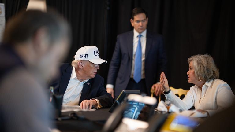 US-Präsident Donald Trump überwacht die Operation Epic Fury in Mar-a-Lago, Palm Beach, Florida.