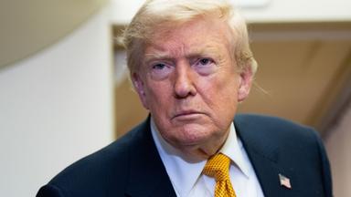 Präsident Donald Trump spricht am Mittwoch, dem 8. Juli 2026, an Bord der Air Force One mit Reportern, nachdem er auf dem US-Luftwaffenstützpunkt RAF Mildenhall in Suffolk (Ostengland) gelandet ist.