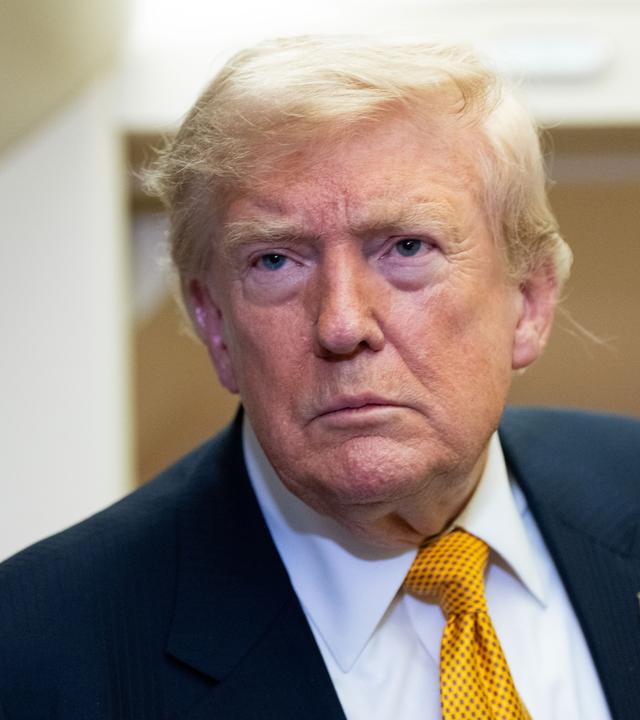 Präsident Donald Trump spricht am Mittwoch, dem 8. Juli 2026, an Bord der Air Force One mit Reportern, nachdem er auf dem US-Luftwaffenstützpunkt RAF Mildenhall in Suffolk (Ostengland) gelandet ist.