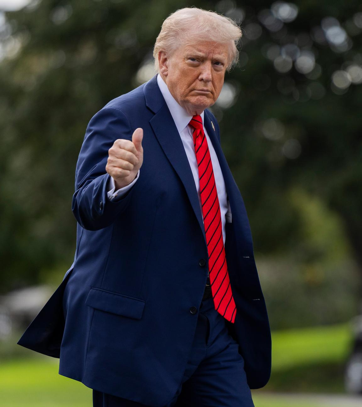 Donald Trump macht eine Daumen-hoch-Geste.