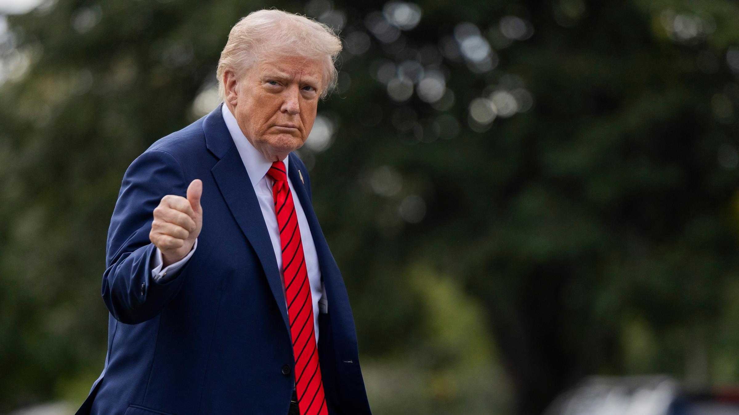 Donald Trump macht eine Daumen-hoch-Geste.