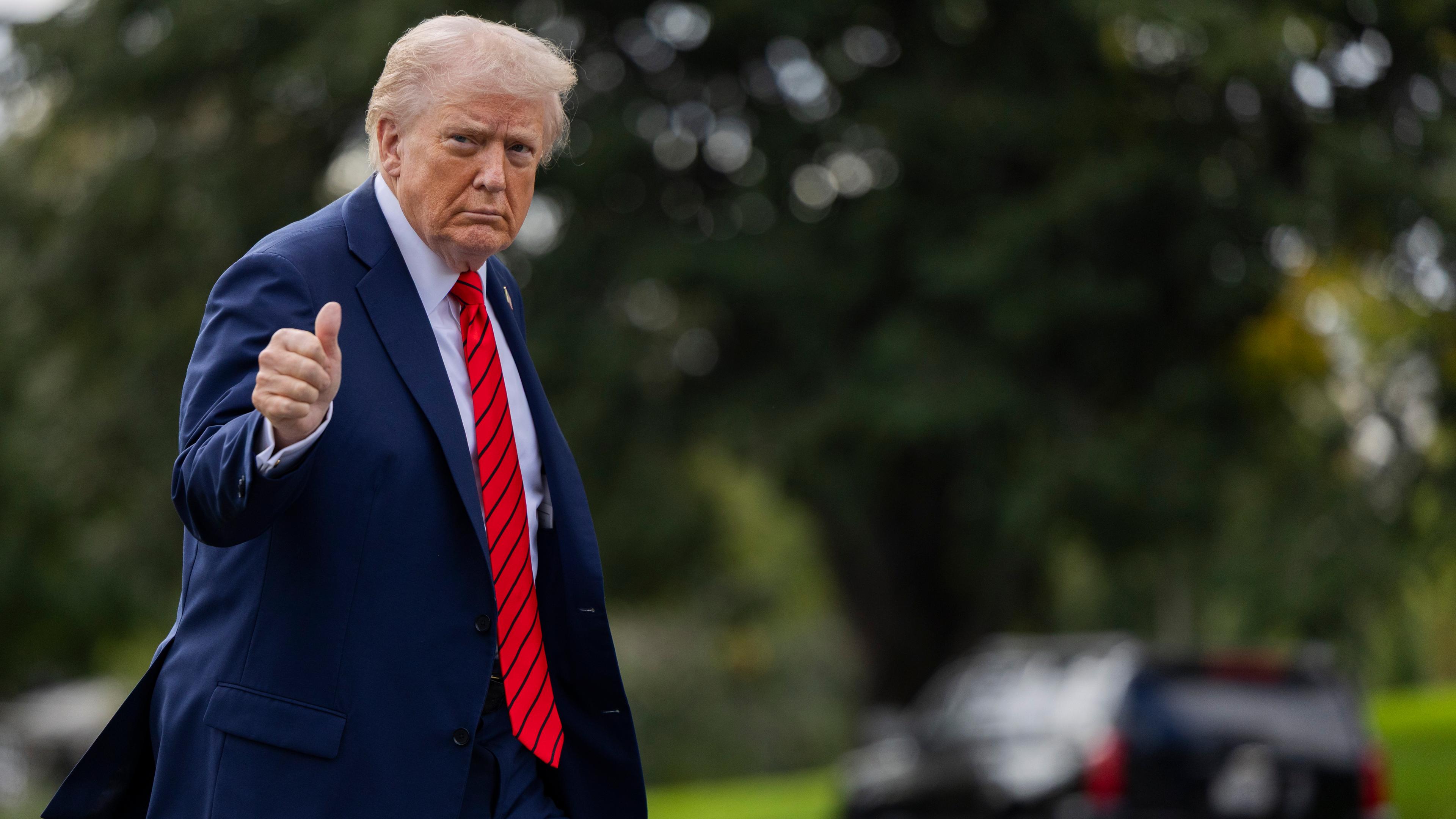 Donald Trump macht eine Daumen-hoch-Geste.