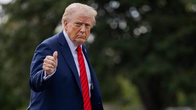Donald Trump macht eine Daumen-hoch-Geste.