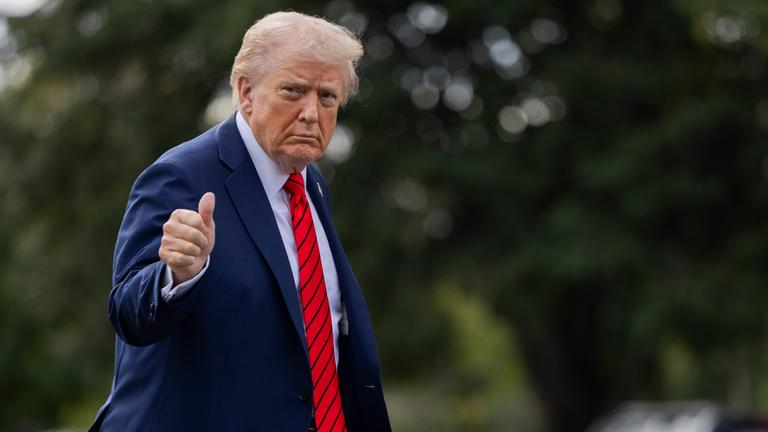 Donald Trump macht eine Daumen-hoch-Geste.