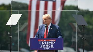 Der republikanische Präsidentschaftskandidat Donald Trump spricht hinter kugelsicherem Glas bei einer Wahlkampfveranstaltung in North Carolina.