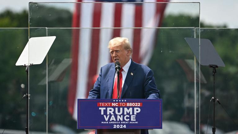 Der republikanische Präsidentschaftskandidat Donald Trump spricht hinter kugelsicherem Glas bei einer Wahlkampfveranstaltung in North Carolina.