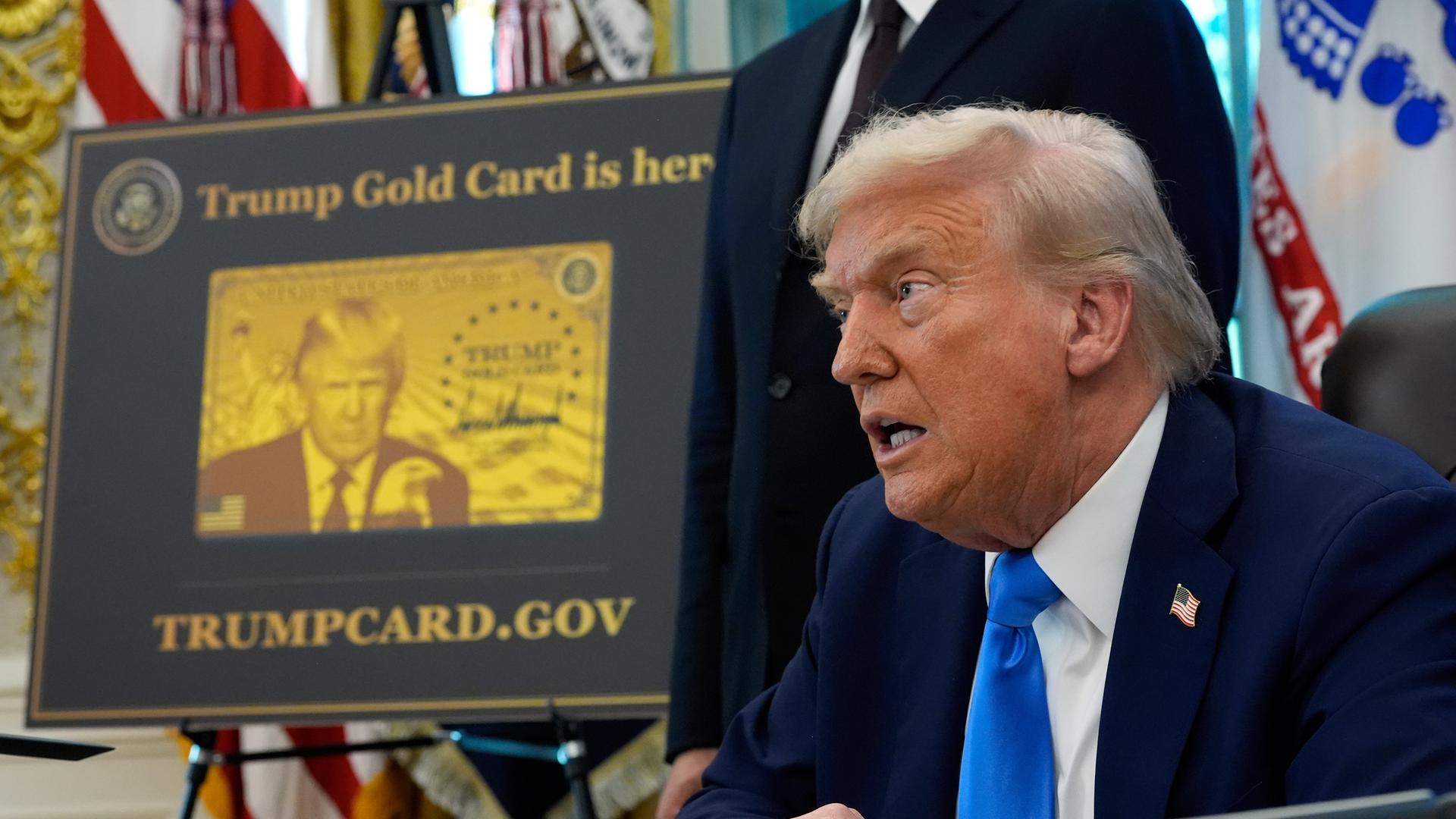Ein Poster mit der Trump Gold Card ist zu sehen, als Präsident Donald Trump am Freitag, den 19. September 2025, im Oval Office des Weißen Hauses in Washington Durchführungsverordnungen unterzeichnet.