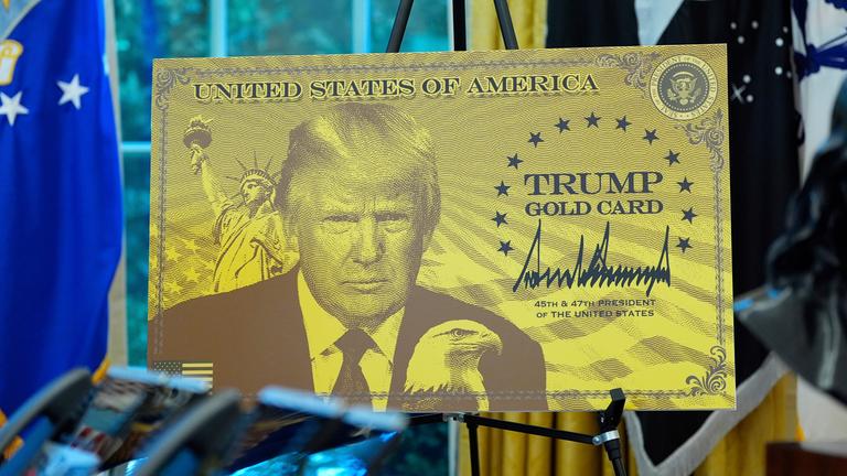 Archiv: Ein Poster mit der Trump Gold Card ist abgebildet, während US-Präsident Donald Trump im Oval Office des Weißen Hauses spricht.