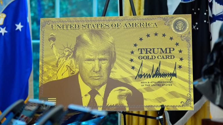 Ein goldenes Poster mit Trumps Gesicht und der Aufschrift "Trump Gold Card"