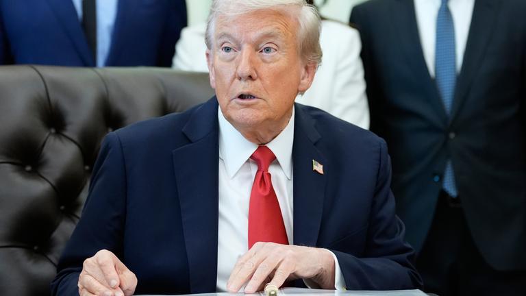 US-Präsident Donald Trump spricht im Oval Office des Weißen Hauses