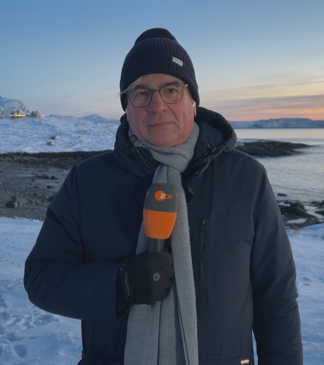 Henner Hebestreit in Nuuk vor Schnee und Eis