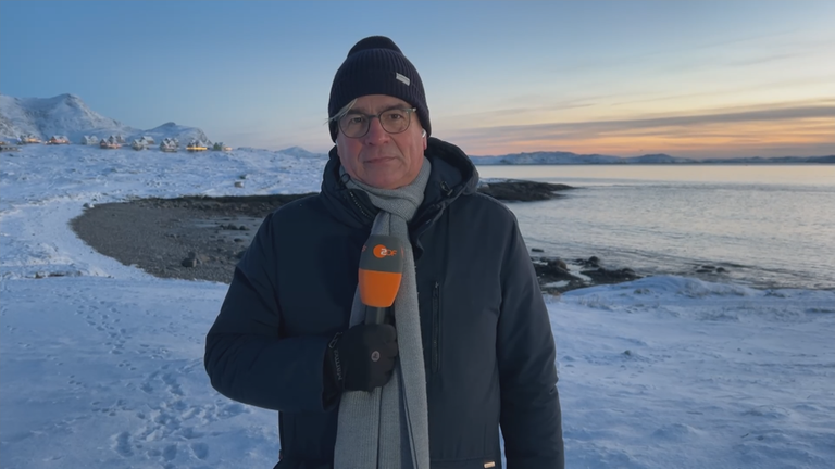 Henner Hebestreit in Nuuk vor Schnee und Eis