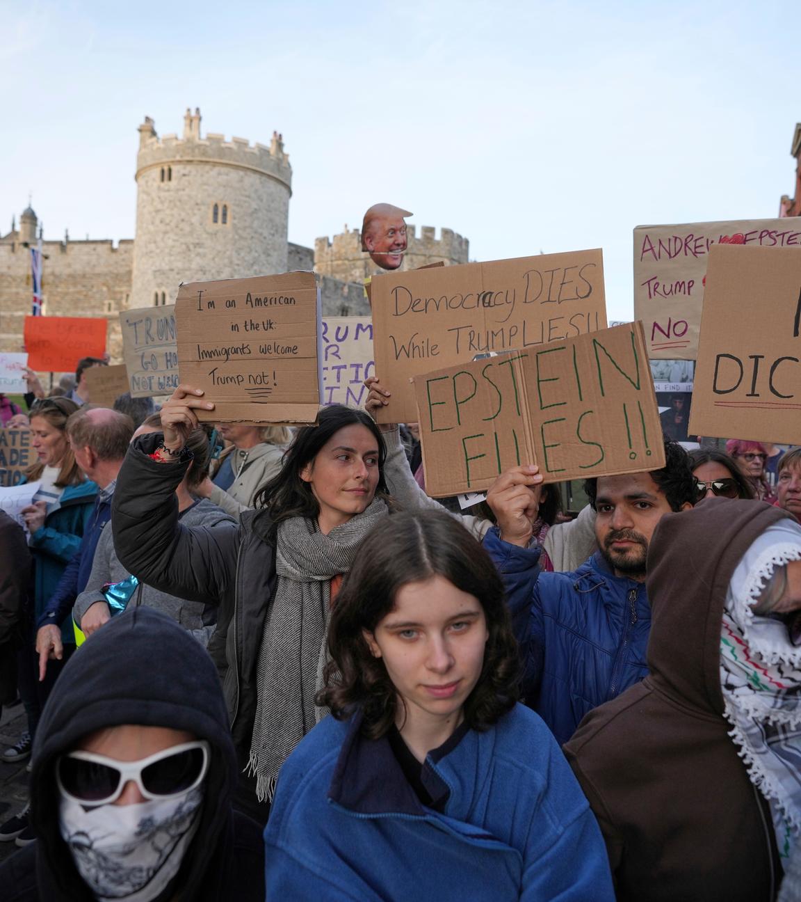 Demonstranten versammeln sich zu einer Demonstration vor der Ankunft von US-Präsident Donald Trump.