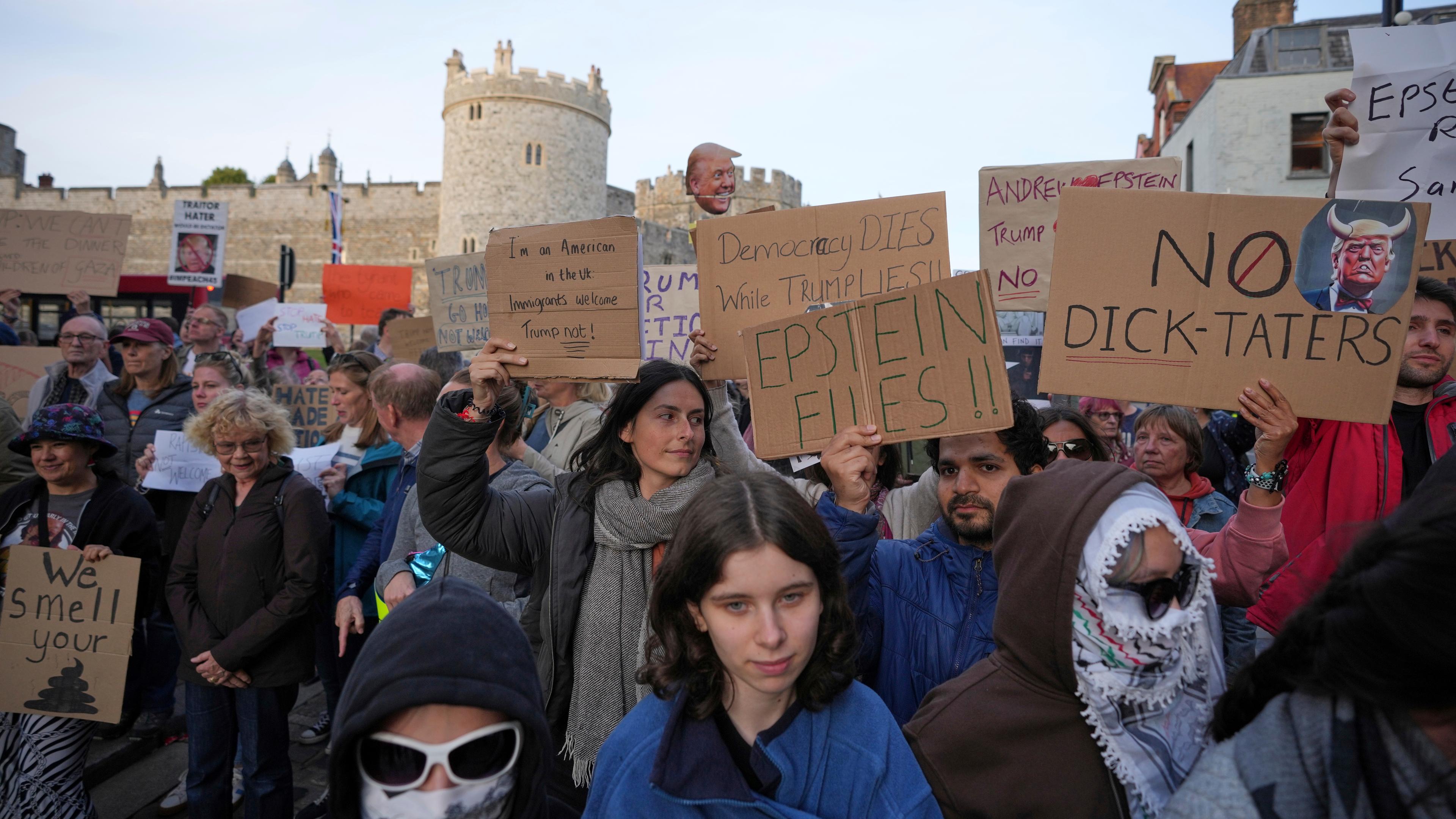 Demonstranten versammeln sich zu einer Demonstration vor der Ankunft von US-Präsident Donald Trump.