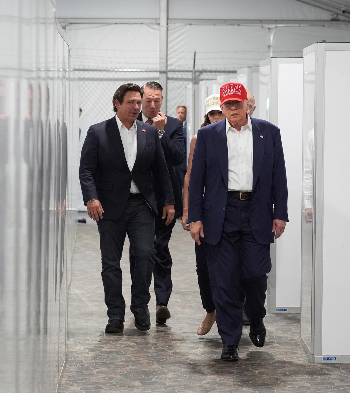 01.07.2025, USA, Ochopee: US-Präsident Donald Trump und Floridas Gouverneur Ron DeSantis besichtigen das "Alligator Alcatraz", eine neue Haftanstalt für Migranten in der Dade-Collier-Ausbildungs- und Übergangseinrichtung.