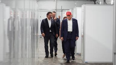 01.07.2025, USA, Ochopee: US-Präsident Donald Trump und Floridas Gouverneur Ron DeSantis besichtigen das "Alligator Alcatraz", eine neue Haftanstalt für Migranten in der Dade-Collier-Ausbildungs- und Übergangseinrichtung.