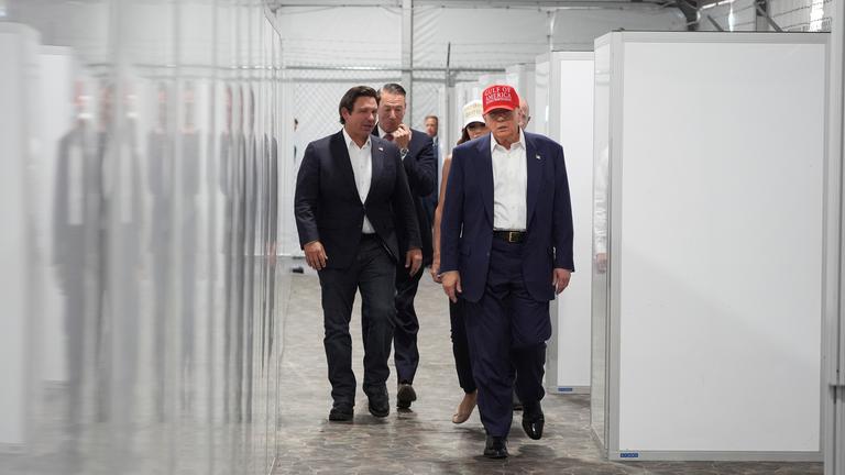 01.07.2025, USA, Ochopee: US-Präsident Donald Trump und Floridas Gouverneur Ron DeSantis besichtigen das "Alligator Alcatraz", eine neue Haftanstalt für Migranten in der Dade-Collier-Ausbildungs- und Übergangseinrichtung.