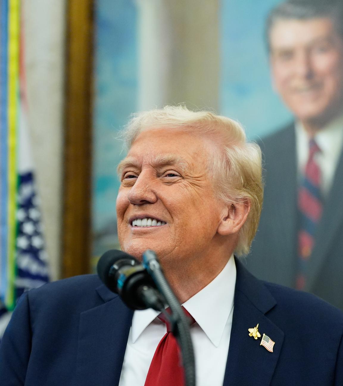 Trump lacht und ist glücklich