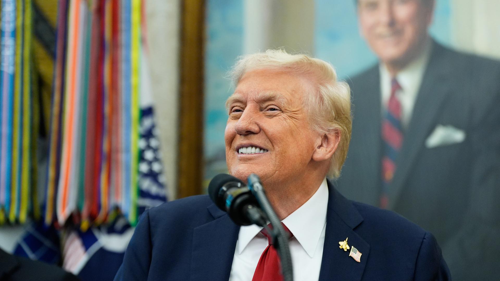 Trump lacht und ist glücklich