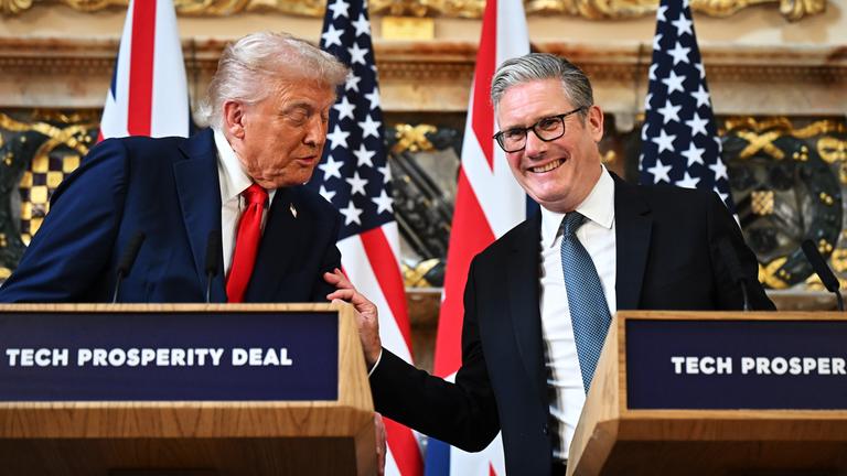 Premier Starmer und US-Präsident Trump während einer Pressekonferenz. Sie sind einander zugewandt