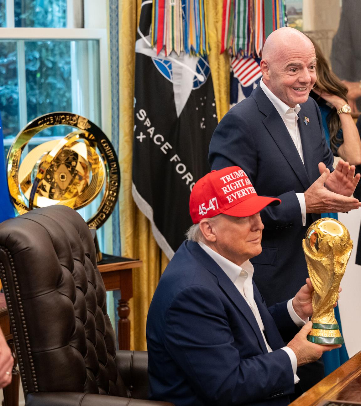 US-Präsident Donald Trump hält den WM-Pokal im Oval Office, FIFA-Chef Gianni Infantino spendet Applaus