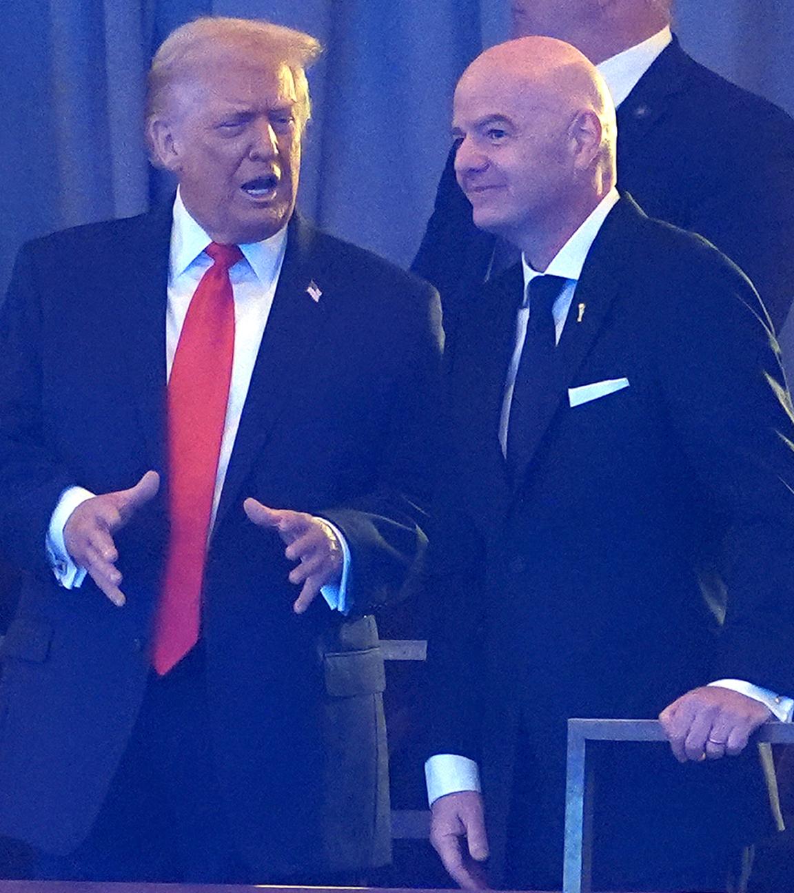 US-Präsident Donald Trump und FIFA-Präsident Gianni Infantino sprechen miteinander.