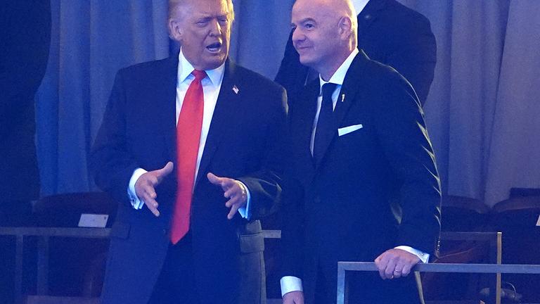 US-Präsident Donald Trump und FIFA-Präsident Gianni Infantino sprechen miteinander.