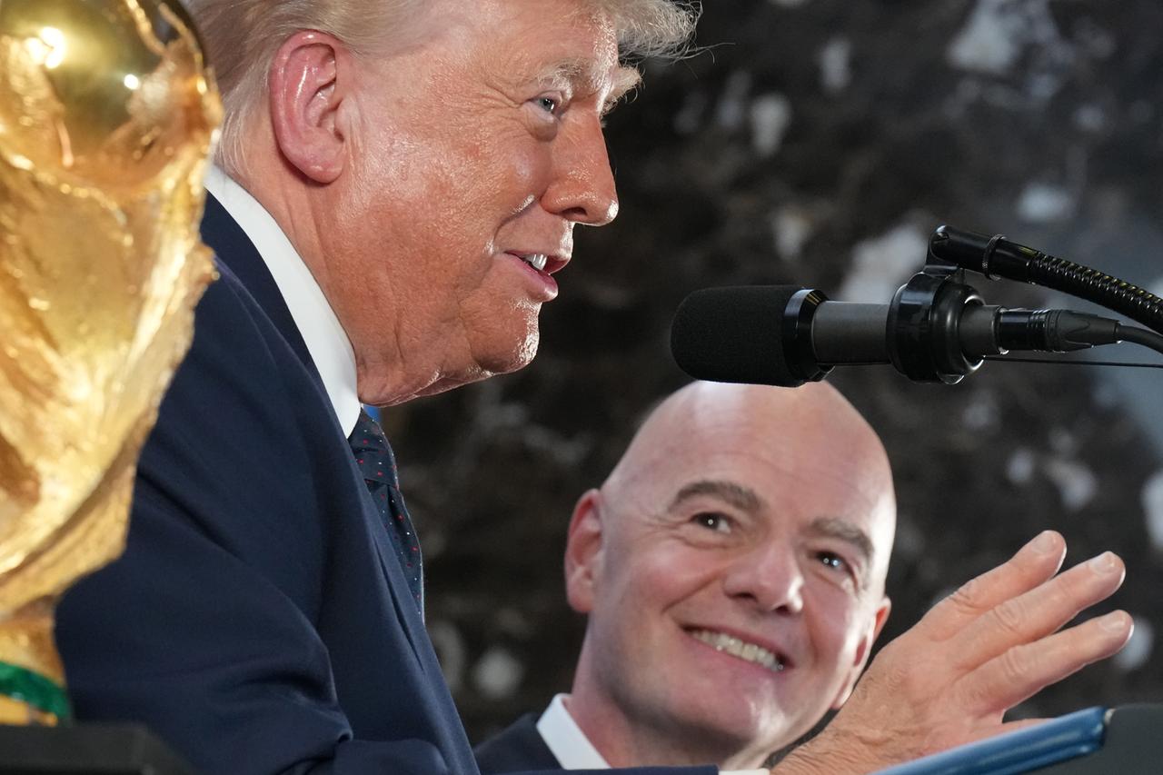 US-Präsident Donald Trump hält eine Rede, während FIFA-Präsident Gianni Infantino zuhört.