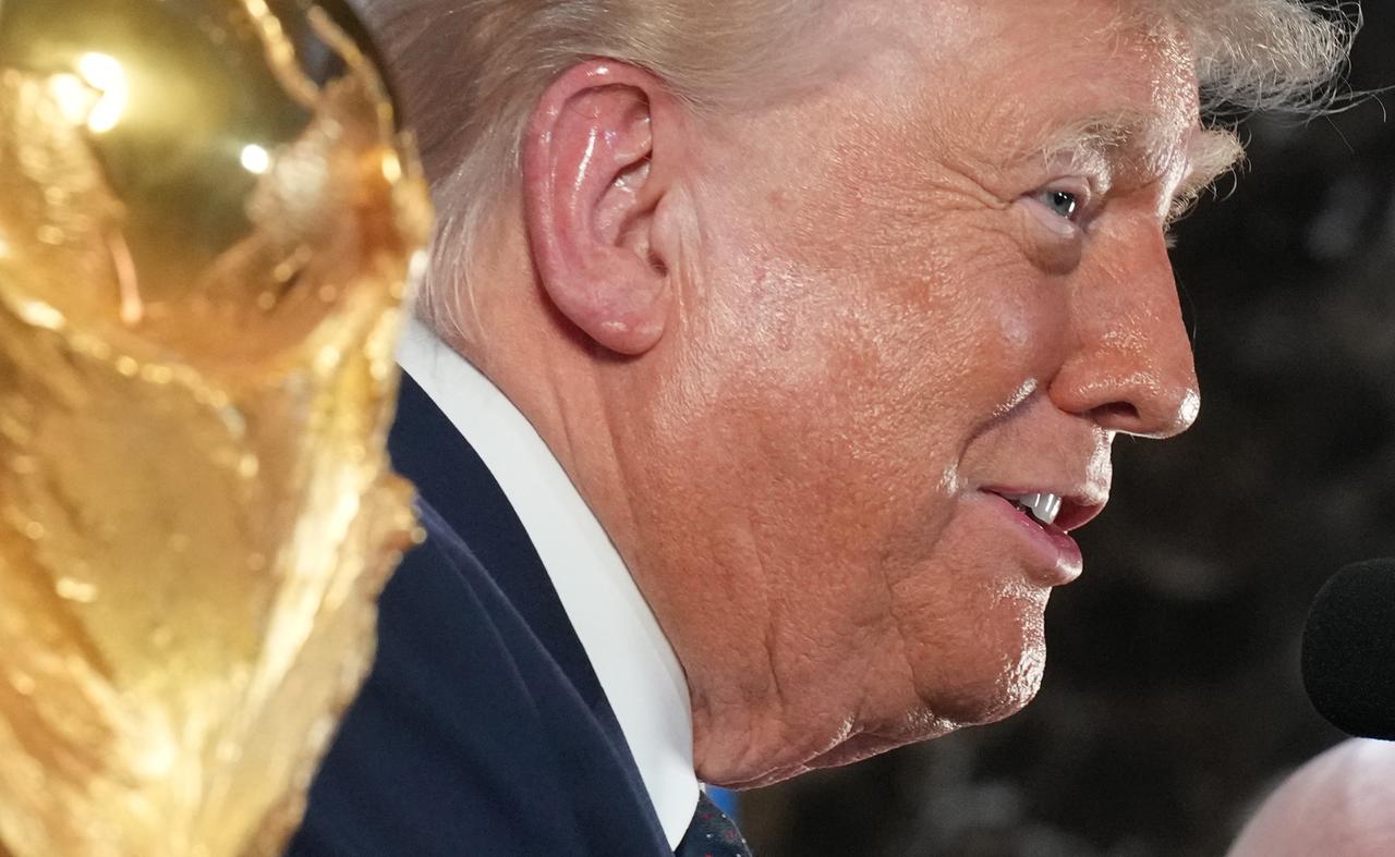 US-Präsident Donald Trump hält eine Rede, während FIFA-Präsident Gianni Infantino zuhört.