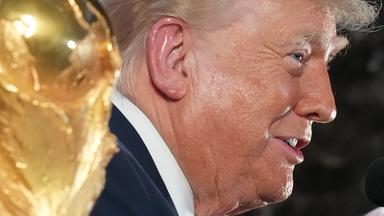 US-Präsident Donald Trump hält eine Rede, während FIFA-Präsident Gianni Infantino zuhört.