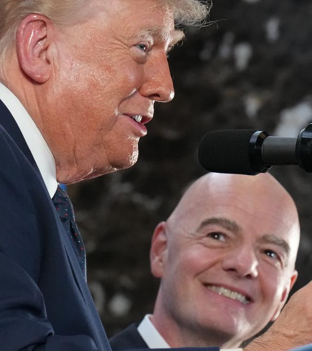 US-Präsident Donald Trump hält eine Rede, während FIFA-Präsident Gianni Infantino zuhört.