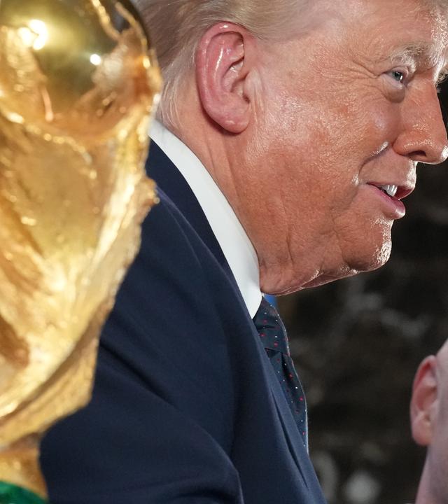 US-Präsident Donald Trump hält eine Rede, während FIFA-Präsident Gianni Infantino zuhört.