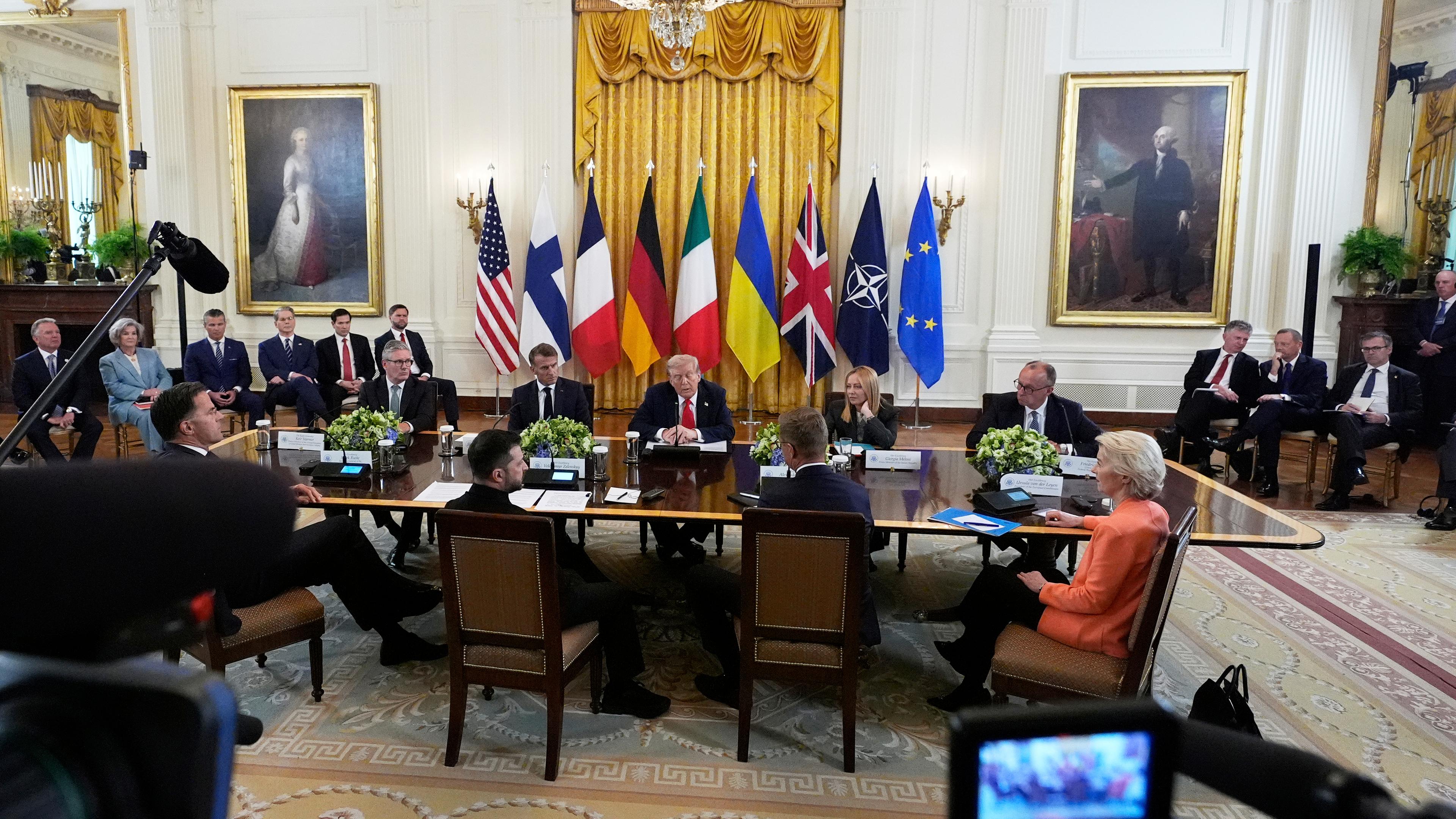 Präsident Donald Trump trifft im Weißen Haus internationale Spitzenpolitiker, darunter Keir Starmer, Emmanuel Macron, Giorgia Meloni, Friedrich Merz, Mark Rutte, Wolodymyr Selenskyj, Alexander Stubb und Ursula von der Leyen.