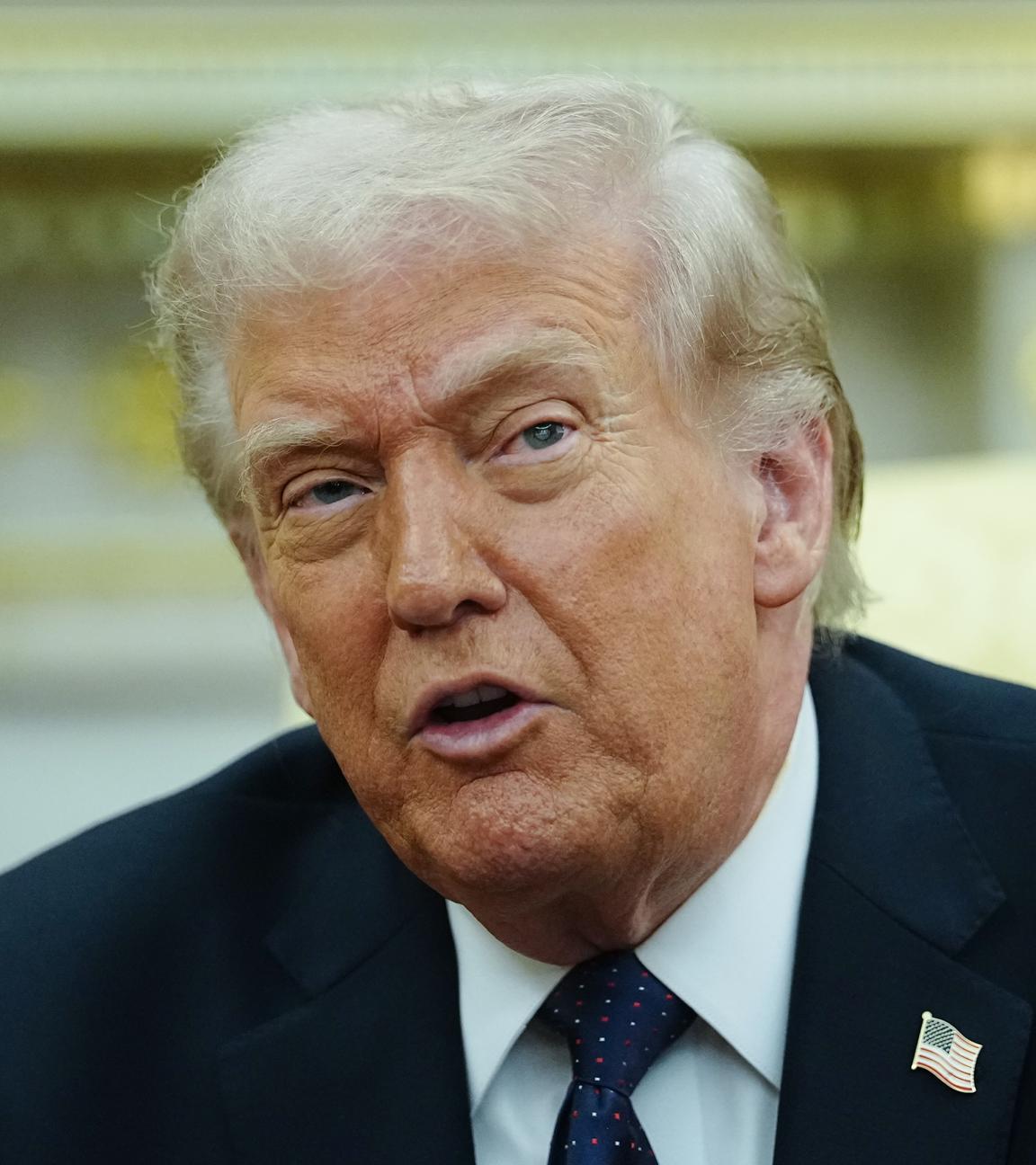 USA, Washington: US-Präsident Donald Trump spricht während eines Treffens im Weißen Haus.