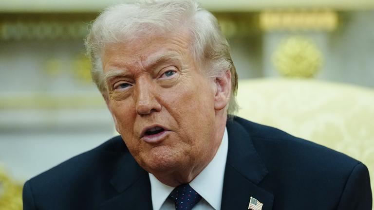 USA, Washington: US-Präsident Donald Trump spricht während eines Treffens im Weißen Haus.